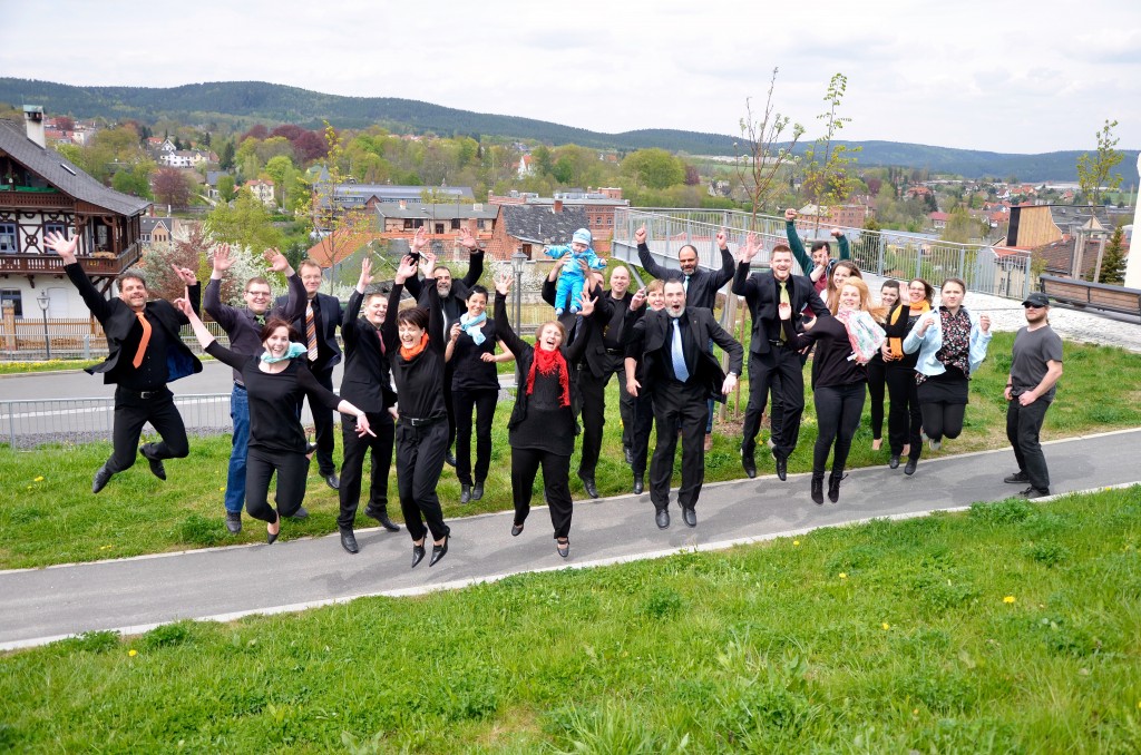 Das komplette Ensemble „Neue Töne“ aus Pößneck im Mai 2015 – immer auch für einen Spaß zu haben.
